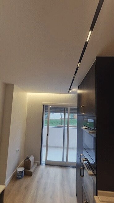Iluminação linear em sala e cozinha