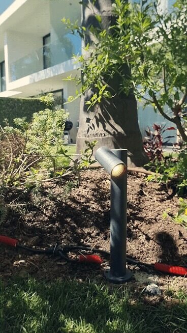 Baliza de iluminação entre plantas